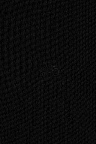 Trond V-Neck